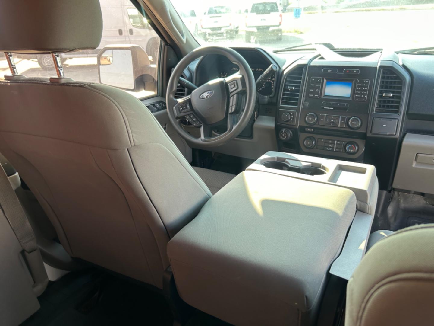 2017 White Ford F-150 XL SuperCab 6.5-ft. 4WD (1FTEX1EP1HF) with an 2.7L V6 DOHC 24V engine, 6A transmission, located at 1687 Business 35 S, New Braunfels, TX, 78130, (830) 625-7159, 29.655487, -98.051491 - Photo#10
